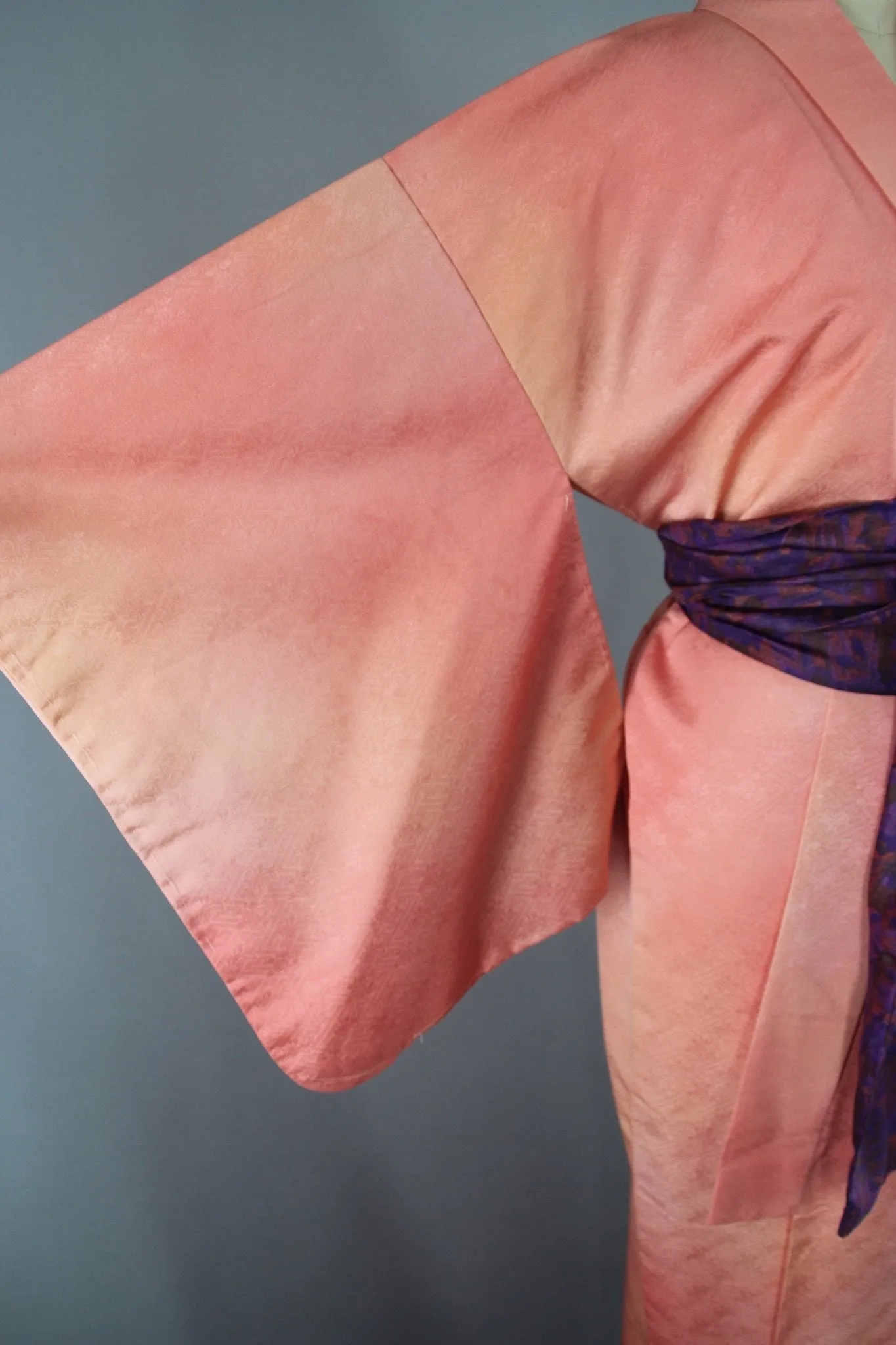 1950s Vintage Silk Kimono Robe in Peach Pink Ombre Damask