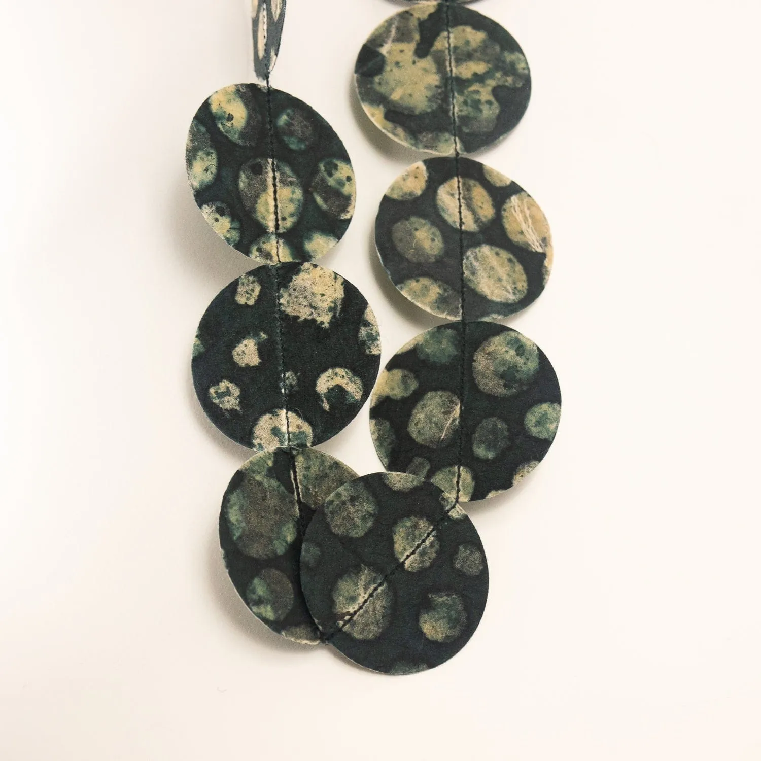 Collier à disques en papier artisanal à pois